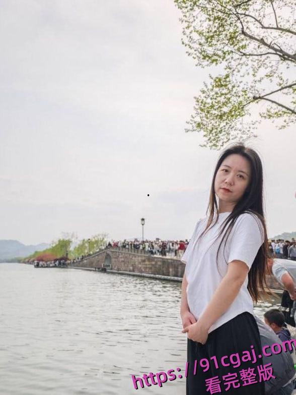 浙江嘉兴何晓韵，老妈在厨房自己跟老公在房间口交。表面上看起来是一位清纯人妻