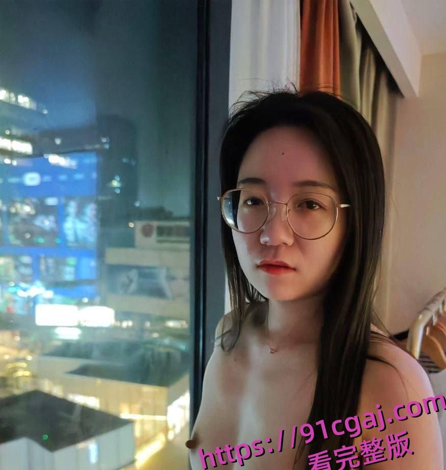 浙江嘉兴何晓韵，老妈在厨房自己跟老公在房间口交。表面上看起来是一位清纯人妻