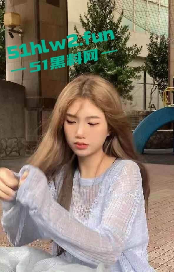 苏州夜店骚鸡【张怡彤】 高冷颜值大奶尤物，巨乳白嫩硕大腰肢纤细美腿修长居家自拍勾引客人，大尺度视图流出。