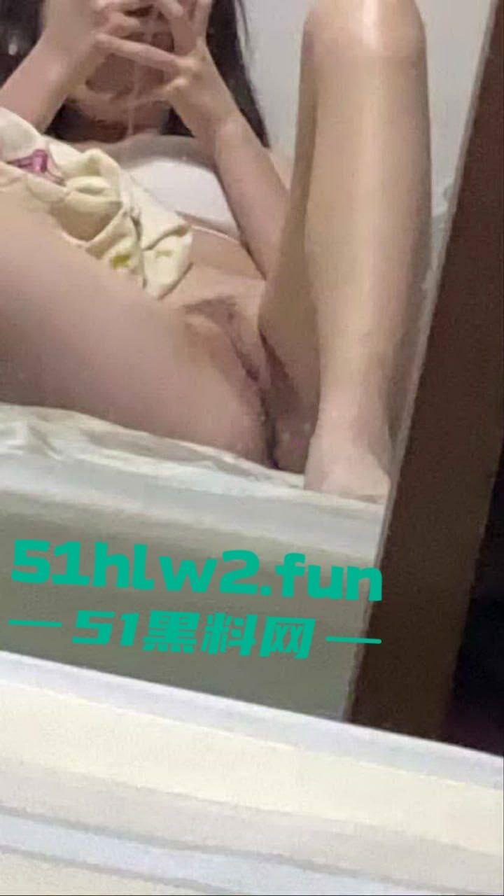 苏州夜店骚鸡【张怡彤】 高冷颜值大奶尤物，巨乳白嫩硕大腰肢纤细美腿修长居家自拍勾引客人，大尺度视图流出。-6