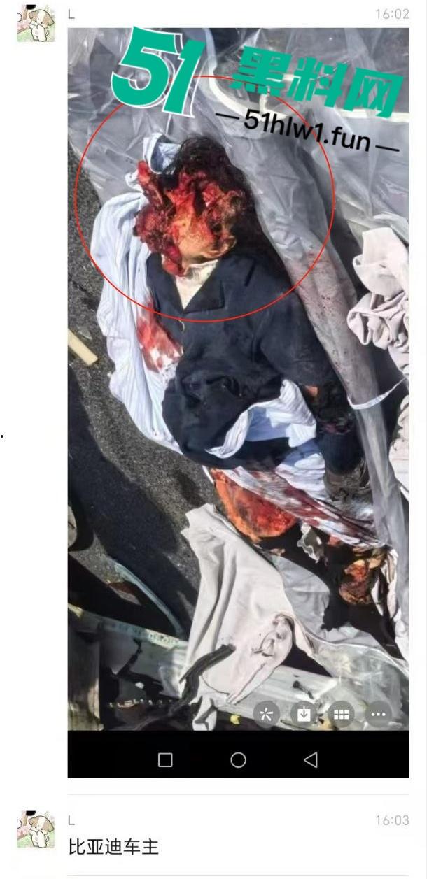 突发惨剧！广东河源一辆比亚迪SUV撞向大货车瞬间解体大货车撞翻，车主女司机高跟鞋头都粉碎了。