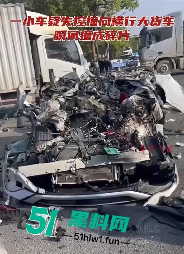 突发惨剧！广东河源一辆比亚迪SUV撞向大货车瞬间解体大货车撞翻，车主女司机高跟鞋头都粉碎了。-9