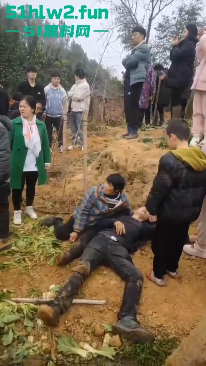 湖南衡阳李花村和添枝村互殴，数名外姓移门村民被打晕倒地不起，现场实拍流出。