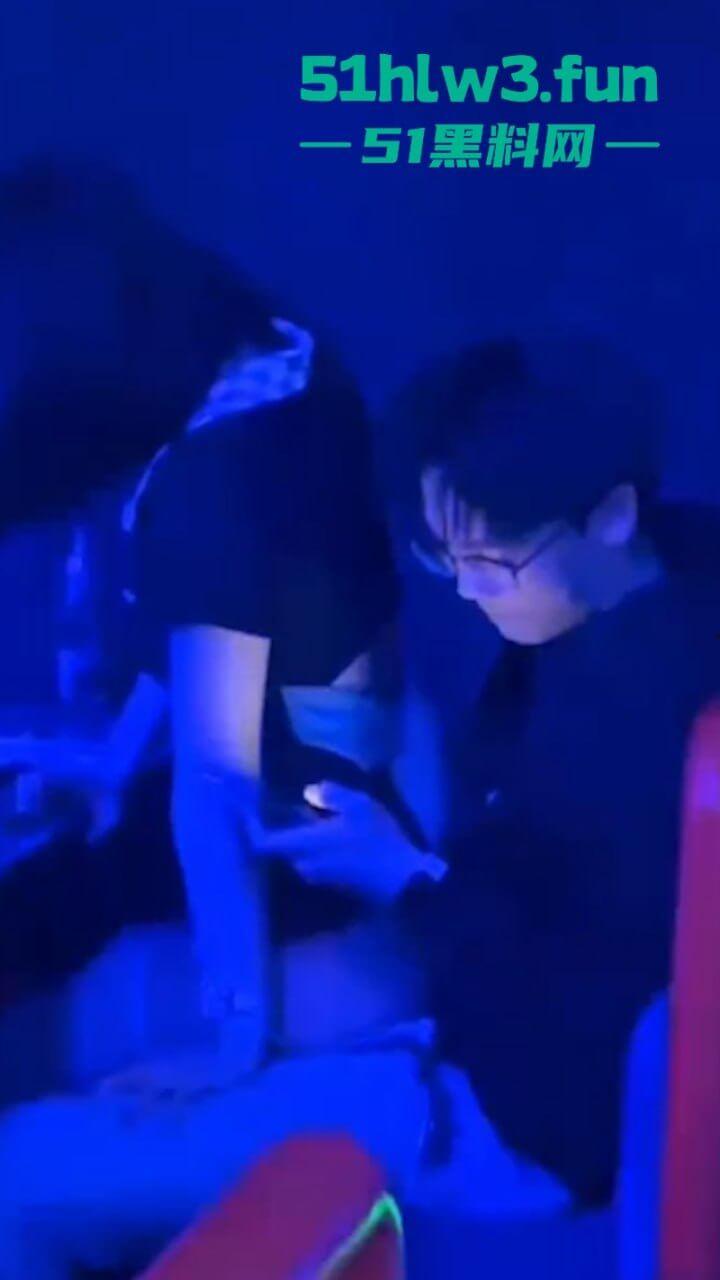 辽油三高学生【王庸昊】与女同学在酒吧现场doi被拍，桌底吃鸡上位骑乘刺激爆棚。