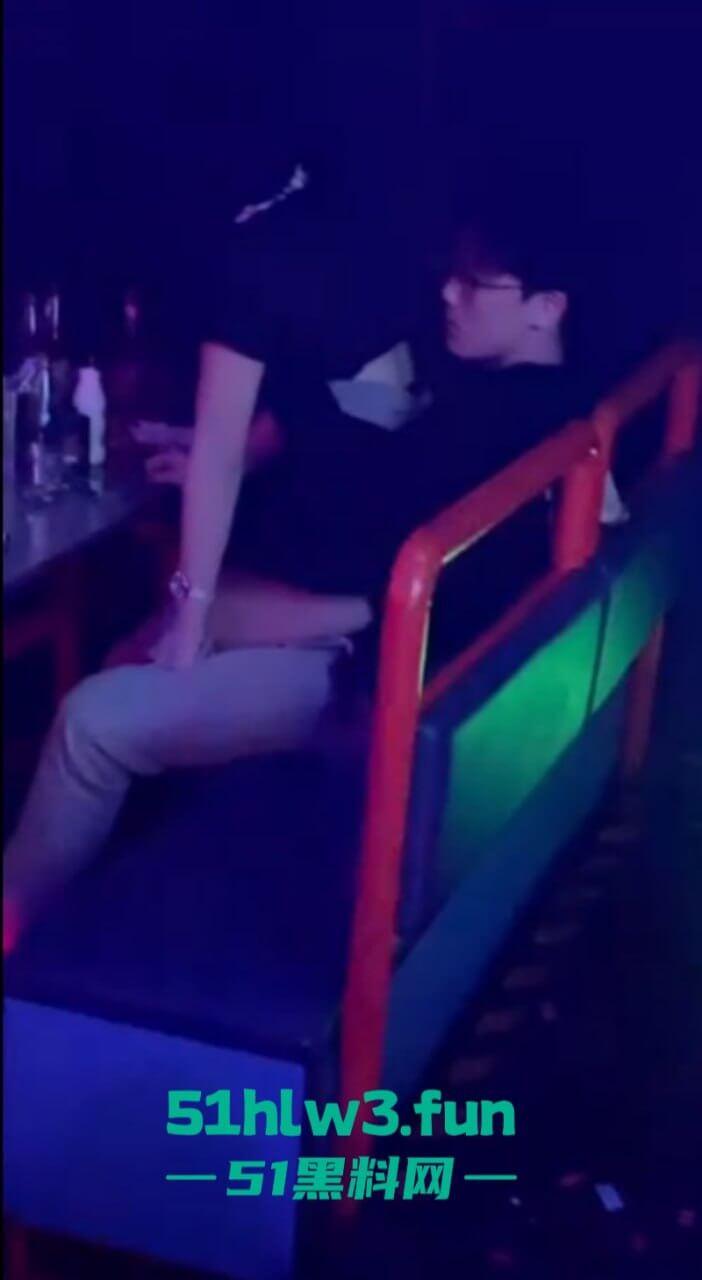 辽油三高学生【王庸昊】与女同学在酒吧现场doi被拍，桌底吃鸡上位骑乘刺激爆棚。