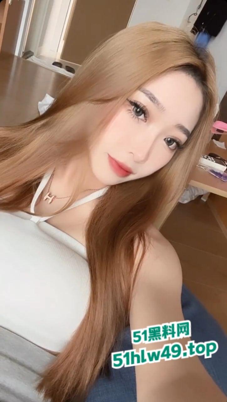 抖音知名性感母狗【滨海徐记面馆老板娘】粉鲍肥臀身材一流，晚上喜欢会讨好榜一大哥的鸡巴。