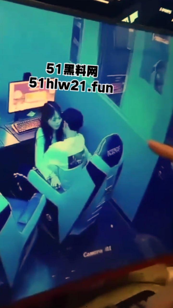 山东某网吧监控偷拍，一对年轻情侣趁私下无人，在网吧座椅上操逼偷情，这么玩也太刺激了啊。