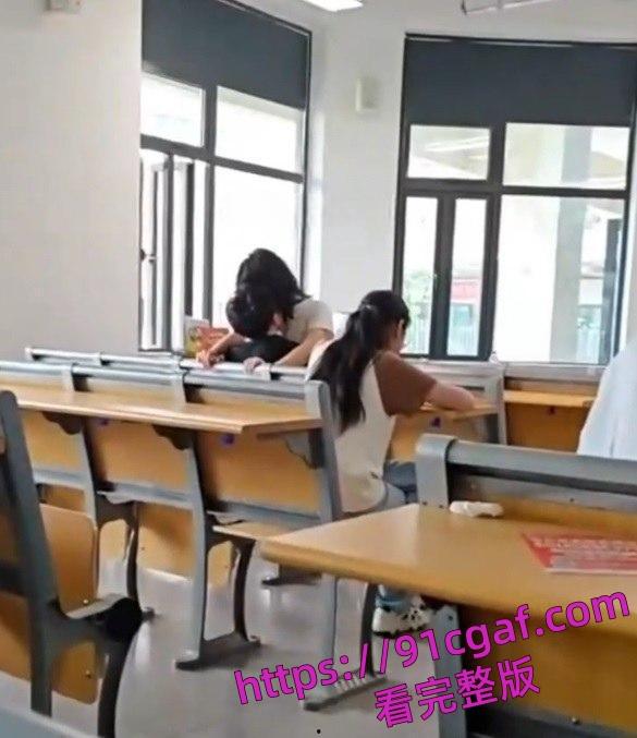 大学教室秒变偶像剧，学生情侣在课间休息时间在教室旁如无人调情亲热