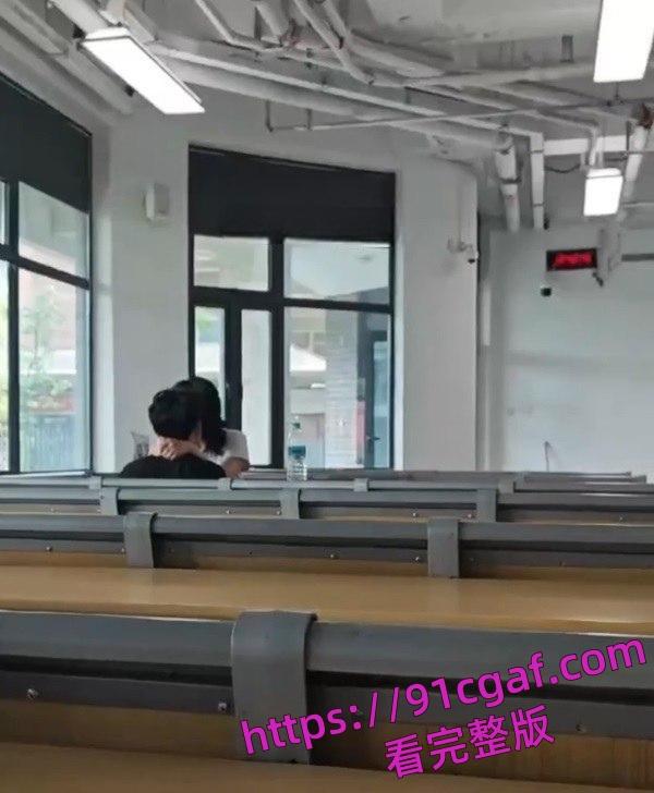 大学教室秒变偶像剧，学生情侣在课间休息时间在教室旁如无人调情亲热