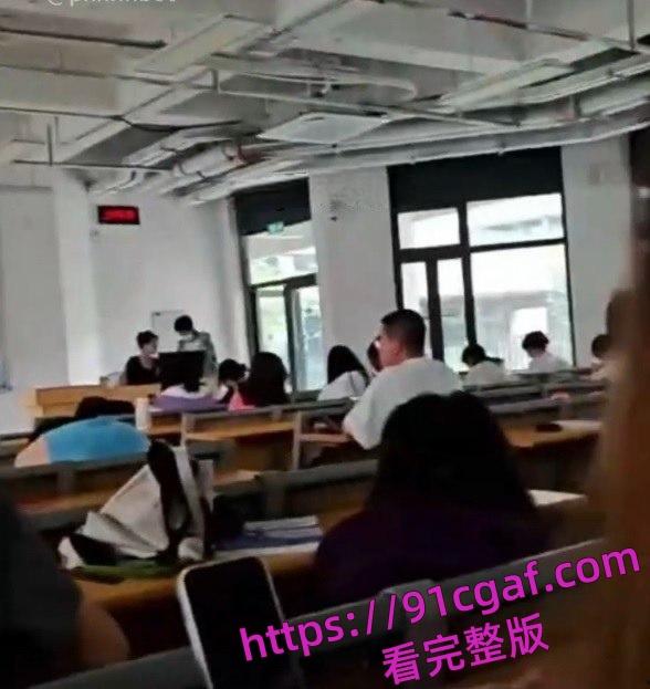 大学教室秒变偶像剧，学生情侣在课间休息时间在教室旁如无人调情亲热