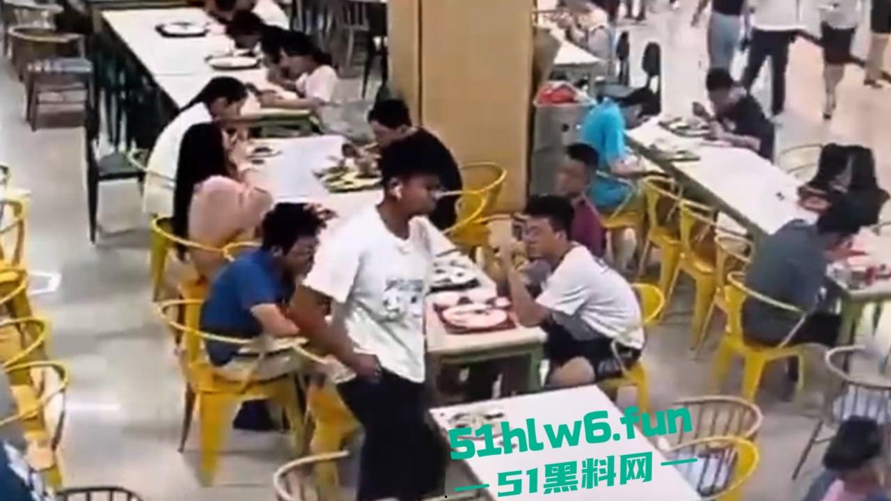 天津T0小仙女，在食堂听男生说猫拉屎很臭，竟然将烤鸭饭直接扣到男生头上。