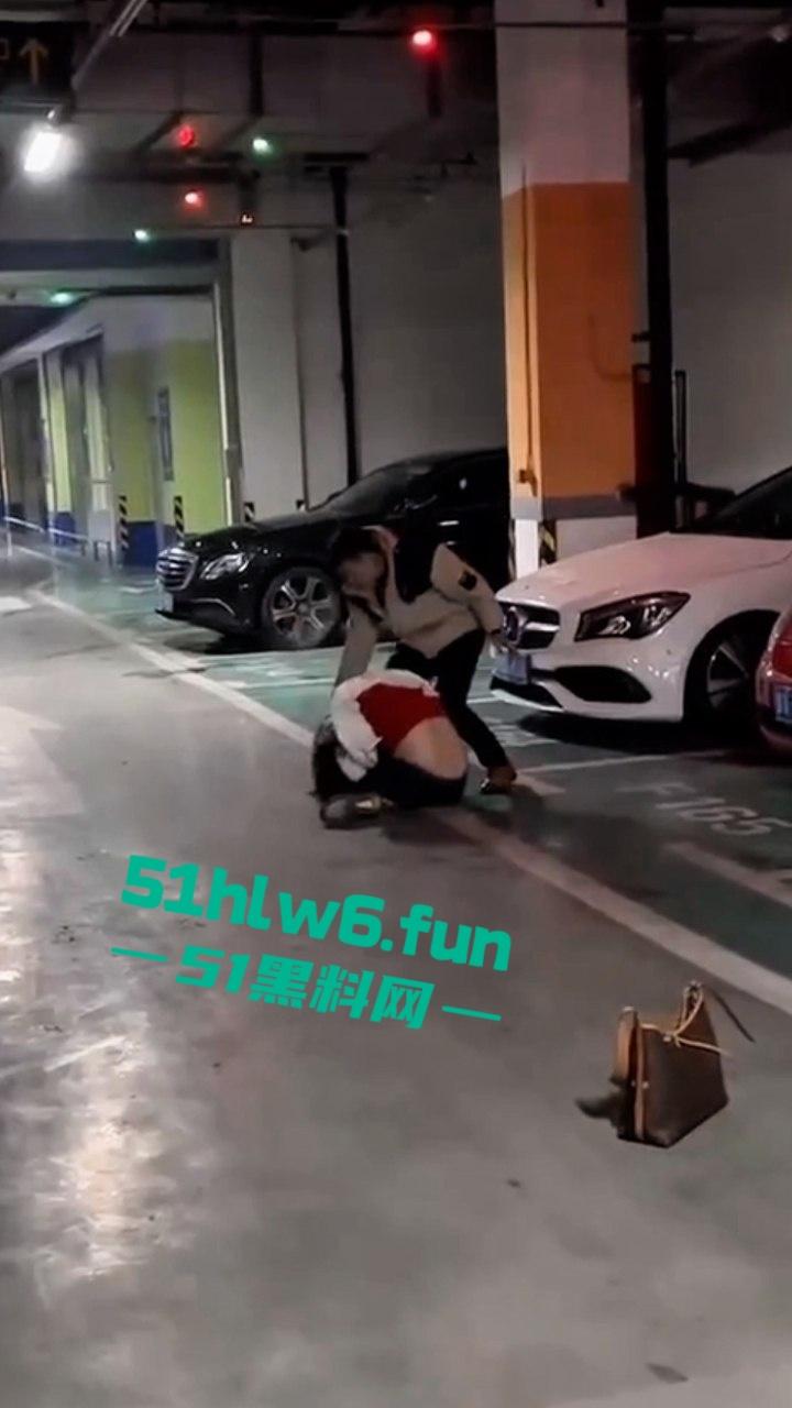 地下停车场捉奸，女子联合亲友抓小三当场逮住老公和小三亲热，将两人围堵殴打，妻子和带来的人已经被刑拘。