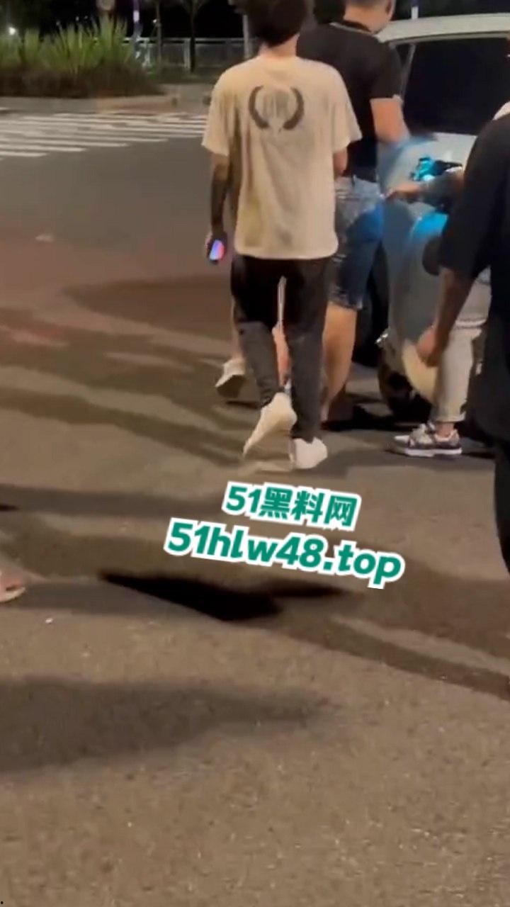 无业小哥偷车当场被抓，惨遭无影脚狂踹被逼互扇耳光，场面炸裂又酸爽。