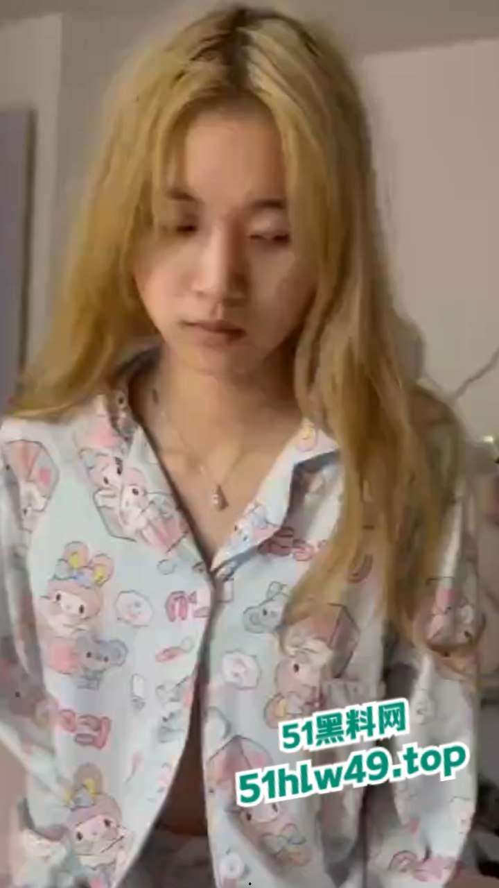 重庆女网红【玲乃酱】装处女欺骗老实男，当鸡上瘾恋爱期间还背着男友卖逼赚钱。