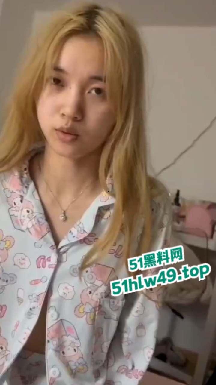 重庆女网红【玲乃酱】装处女欺骗老实男，当鸡上瘾恋爱期间还背着男友卖逼赚钱。