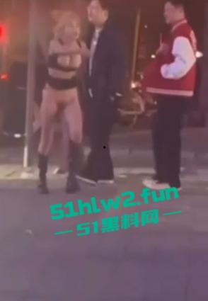 河北秦皇岛社会小妹街头吵架，一言不合就脱裤子露逼让对方操自己，惊呆路人和吃瓜群众。