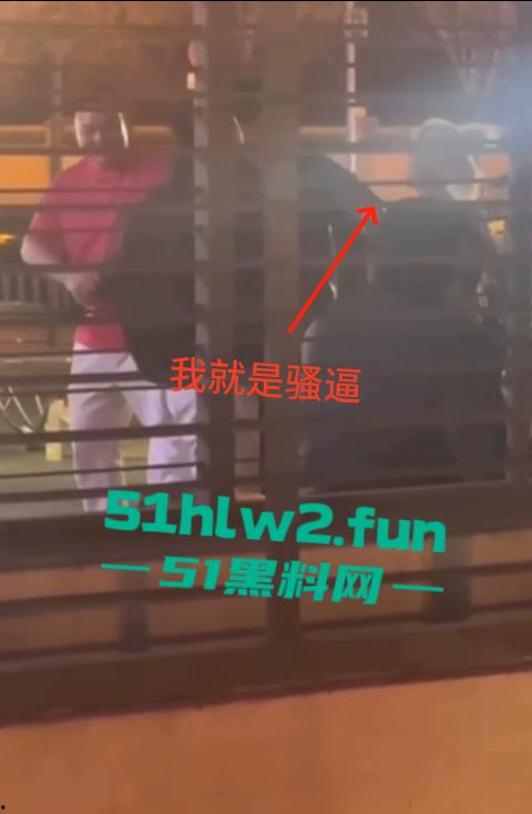 河北秦皇岛社会小妹街头吵架，一言不合就脱裤子露逼让对方操自己，惊呆路人和吃瓜群众。