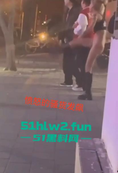 河北秦皇岛社会小妹街头吵架，一言不合就脱裤子露逼让对方操自己，惊呆路人和吃瓜群众。