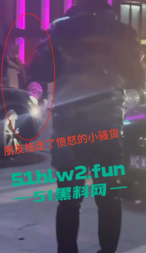 河北秦皇岛社会小妹街头吵架，一言不合就脱裤子露逼让对方操自己，惊呆路人和吃瓜群众。-6