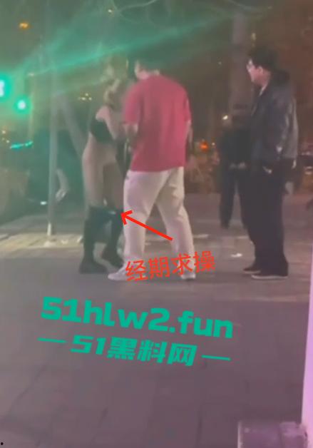 河北秦皇岛社会小妹街头吵架，一言不合就脱裤子露逼让对方操自己，惊呆路人和吃瓜群众。-7