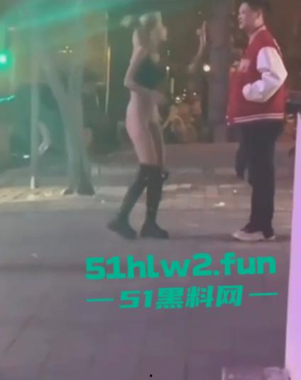 河北秦皇岛社会小妹街头吵架，一言不合就脱裤子露逼让对方操自己，惊呆路人和吃瓜群众。-11