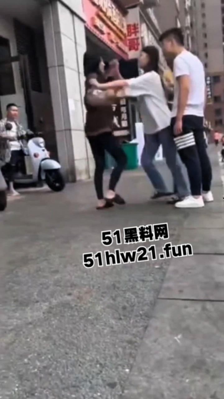 广西精神小妹砍人，俩小美女街头吵架短发妹直接掏出折叠刀，气急之下狂砍对方脸部，估计俩人都不敢装逼了吧！