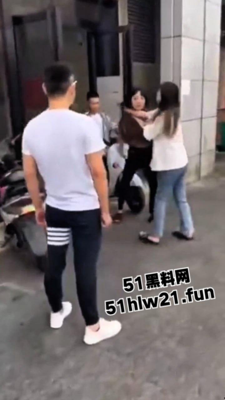 广西精神小妹砍人，俩小美女街头吵架短发妹直接掏出折叠刀，气急之下狂砍对方脸部，估计俩人都不敢装逼了吧！