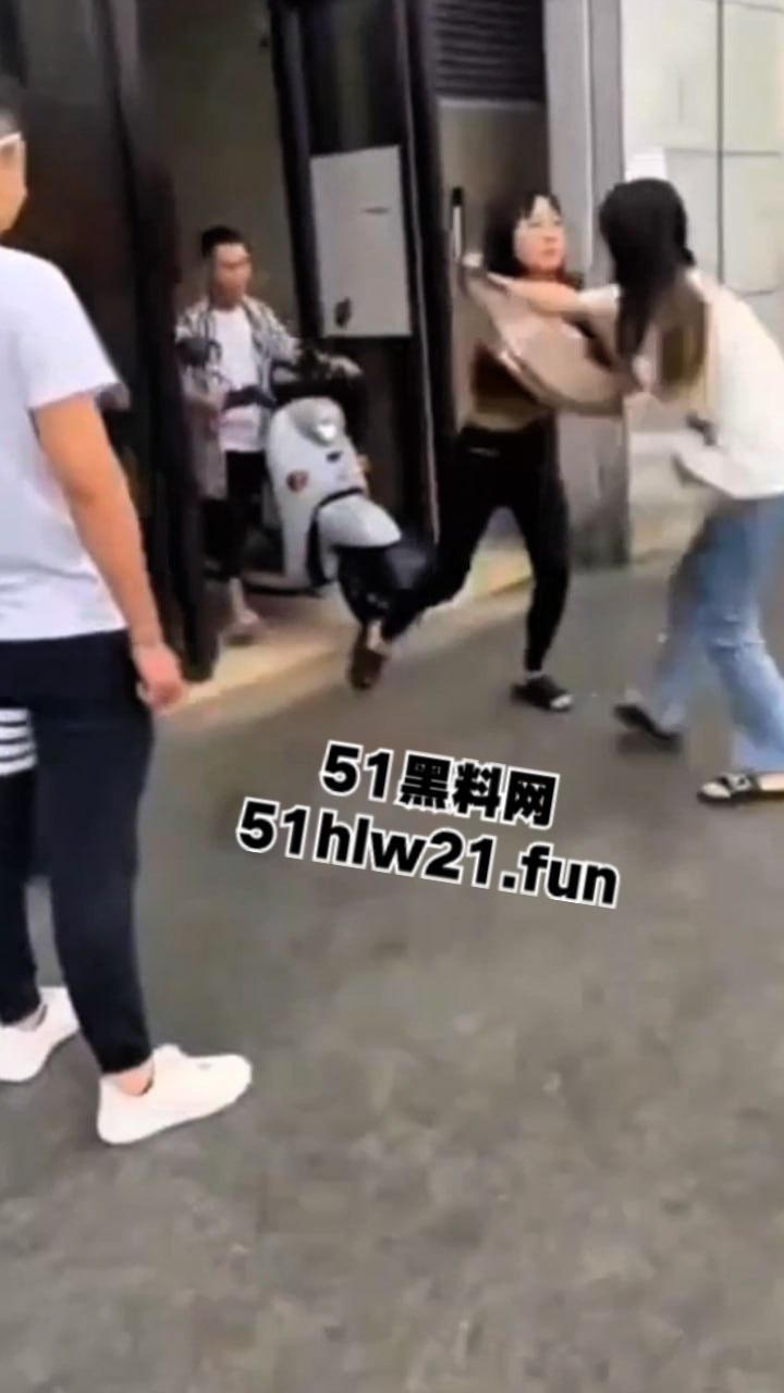 广西精神小妹砍人，俩小美女街头吵架短发妹直接掏出折叠刀，气急之下狂砍对方脸部，估计俩人都不敢装逼了吧！