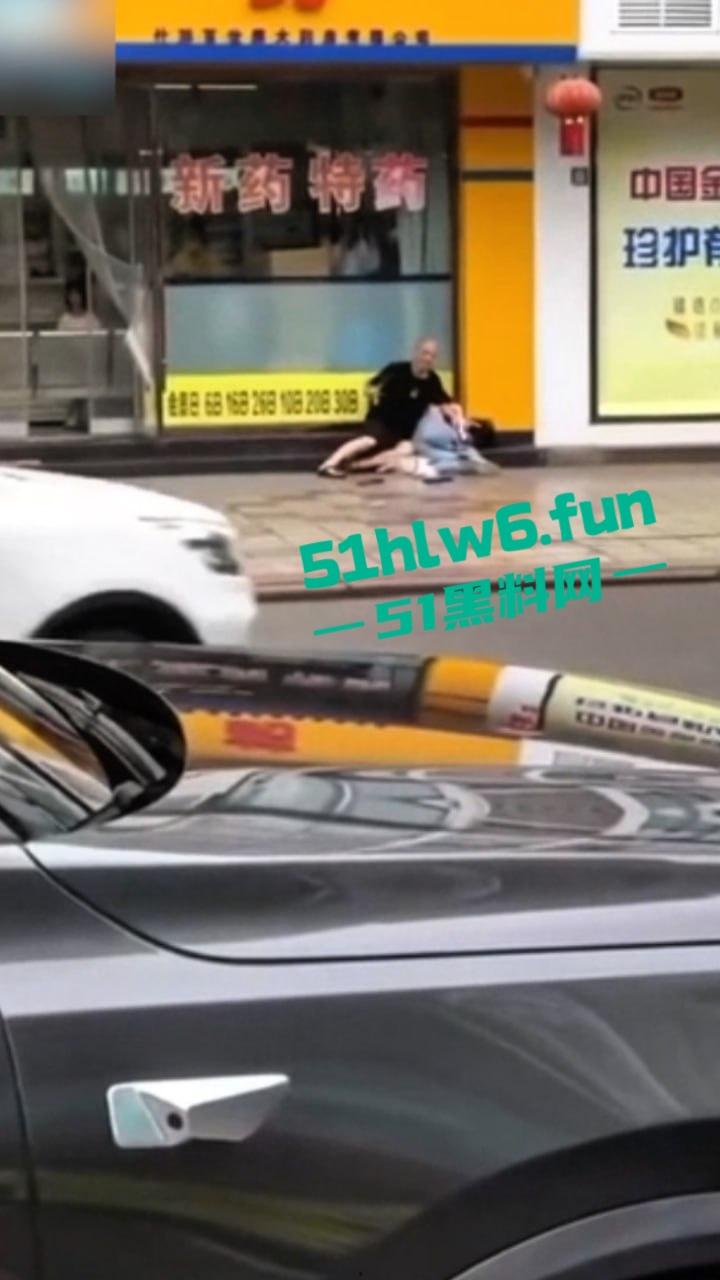 四川德阳什邡小广场，恶意杀人恶性事件两人是夫妻，据说因妻子出轨男子持刀直接杀妻。