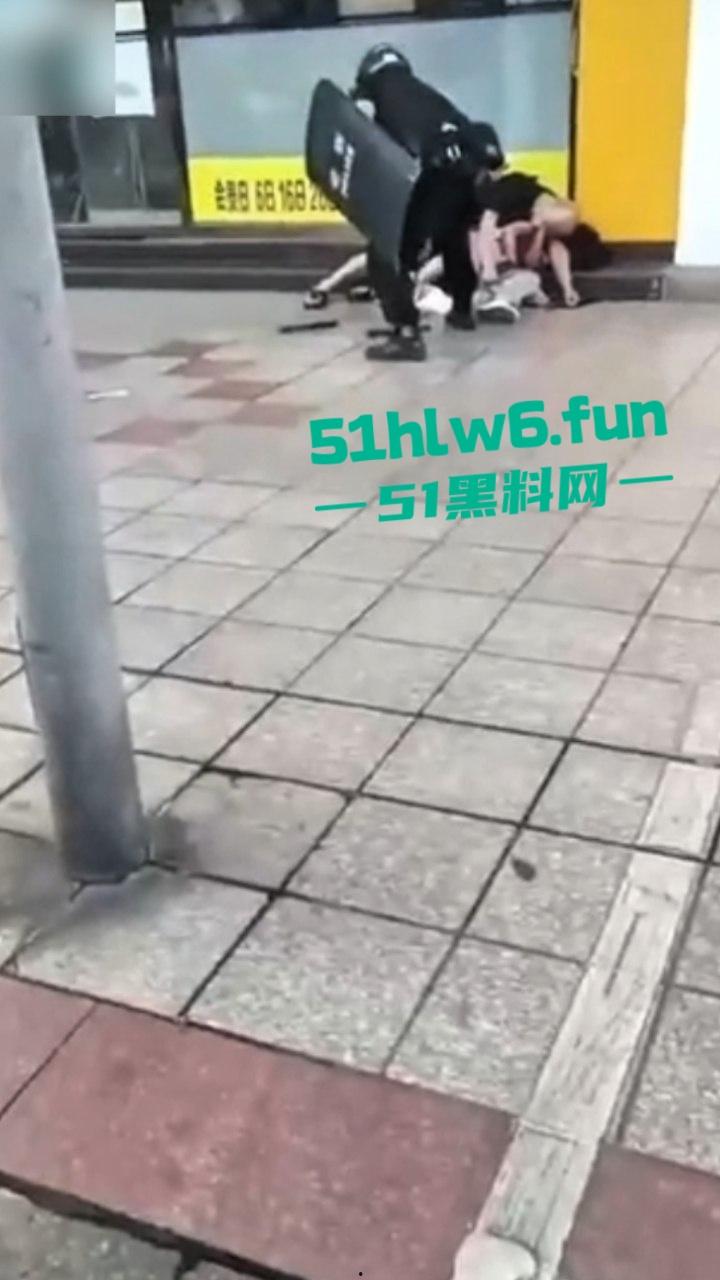 四川德阳什邡小广场，恶意杀人恶性事件两人是夫妻，据说因妻子出轨男子持刀直接杀妻。