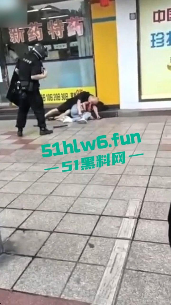 四川德阳什邡小广场，恶意杀人恶性事件两人是夫妻，据说因妻子出轨男子持刀直接杀妻。