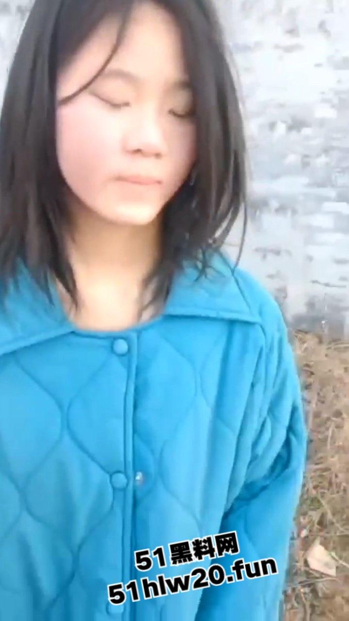 校园霸凌，小太妹野外霸凌同班女同学，拽头发扇脸下手超狠一群贱逼欠教育！