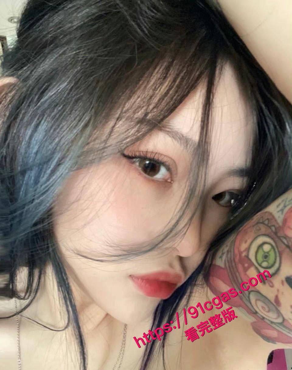 甜美白嫩萝莉勾引，跟酒友到酒店母狗直接深喉口交鸡吧