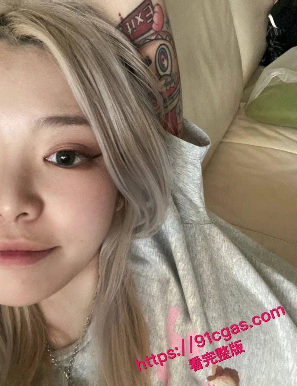 甜美白嫩萝莉勾引，跟酒友到酒店母狗直接深喉口交鸡吧