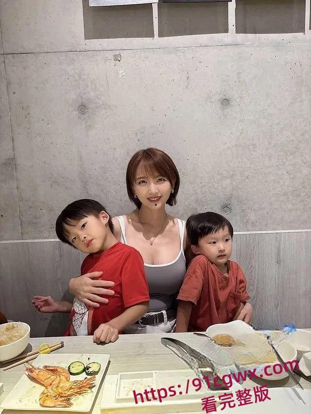 全网疯求台湾巨乳人妻网红梁梁怀孕床戏，孕期夫妻性爱外泄！-5