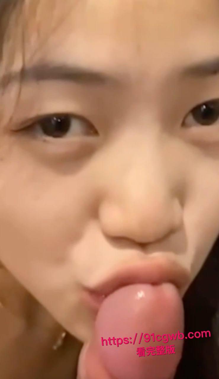 昆明理工大学系花李梦静家中最新私密视频泄密：跪地深喉吸吮肉棒口爆吞精，床上无套爆操骚穴激情颜射！-5