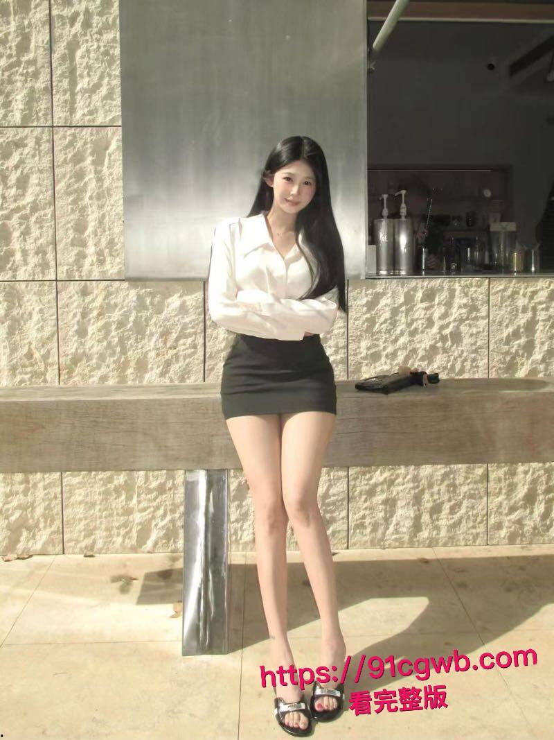 昆明理工大学系花李梦静家中最新私密视频泄密：跪地深喉吸吮肉棒口爆吞精，床上无套爆操骚穴激情颜射！-11