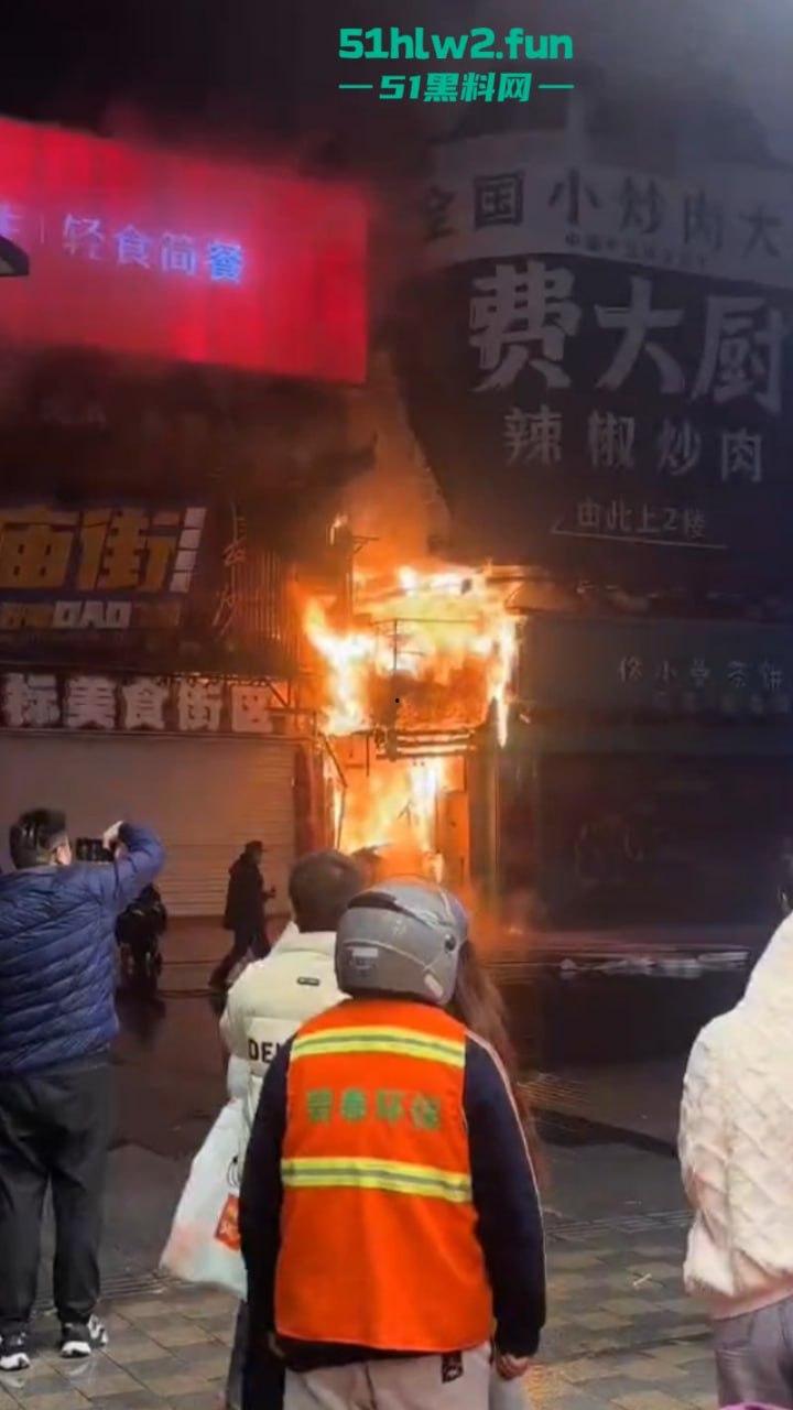武汉长沙五一广场过年人流爆火，附近酒店却突发大火烧成空壳，现场实拍视频流出情侣裹被单出逃不慎走光。-4