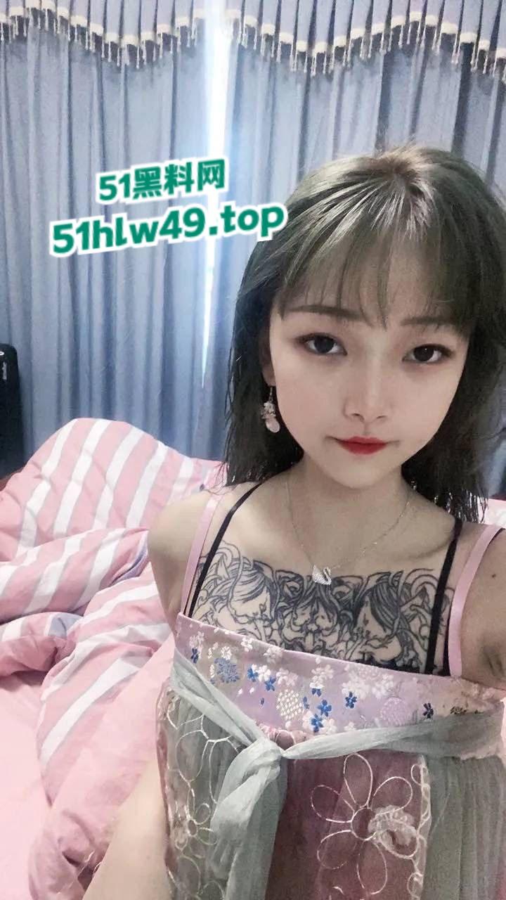 清纯反差纹身婊远程接受主人调教，揉奶亮胸尽显淫荡，对镜抠逼急需大屌止痒。-5