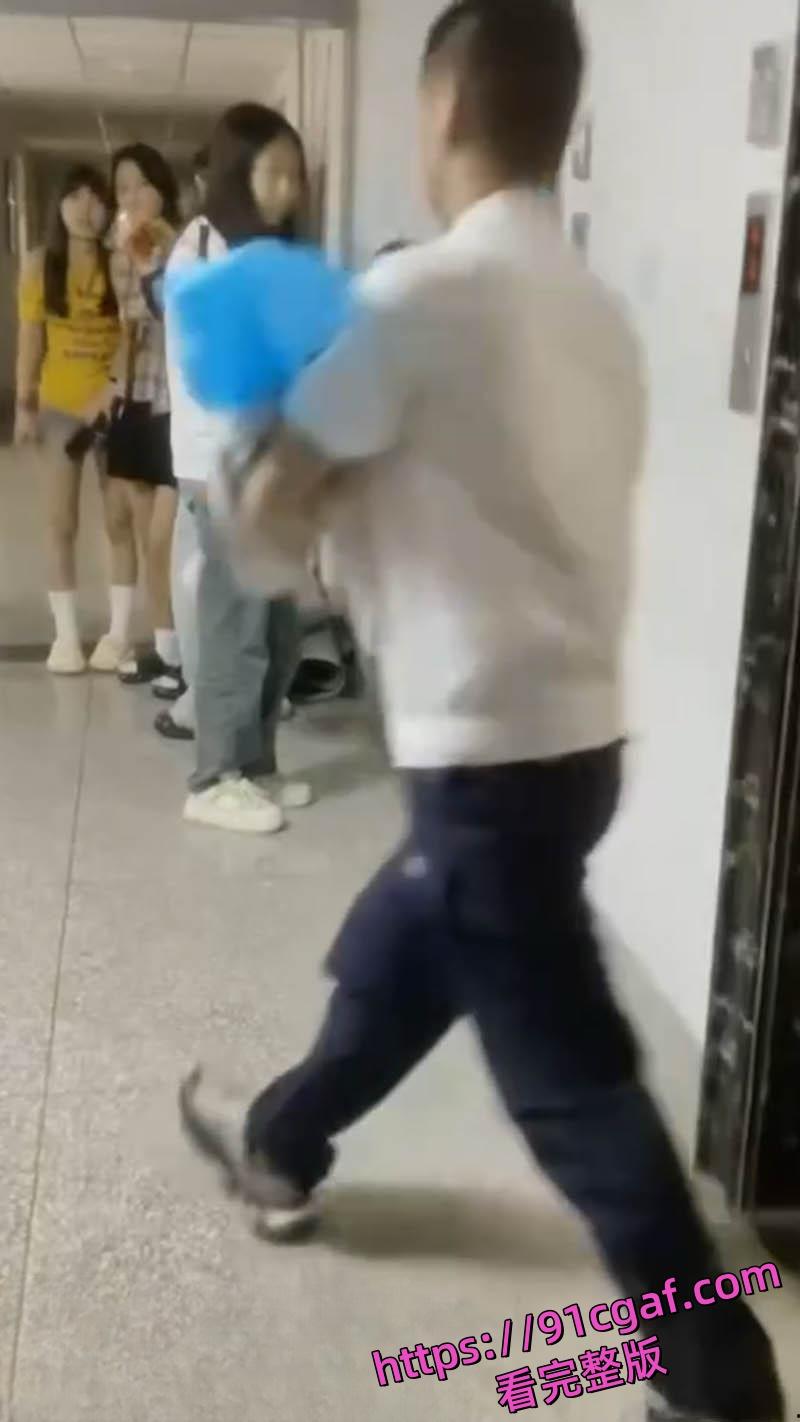 甘肃农大女生宿舍生娃惨剧 大二学姐失血过多命悬一线 救护车狂啸孩子哭嚎