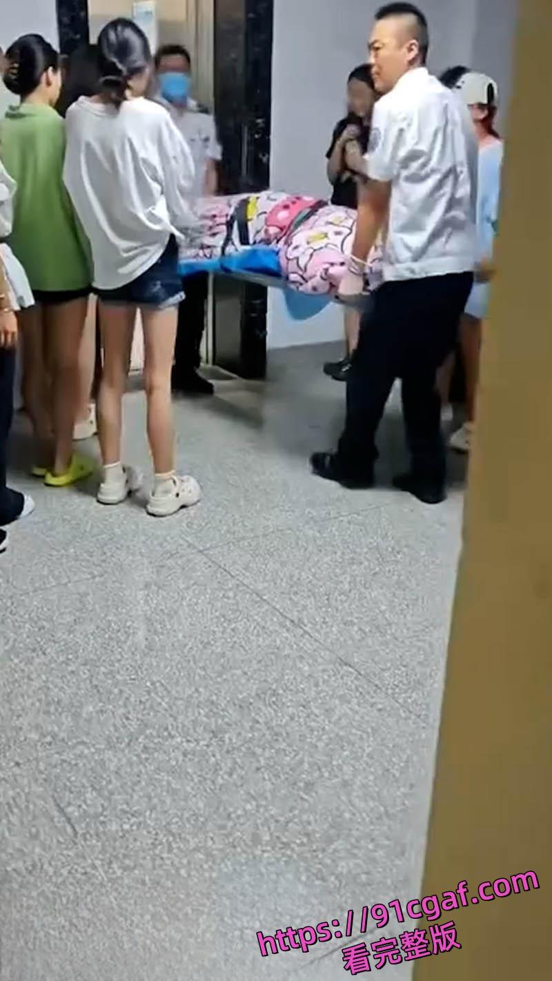 甘肃农大女生宿舍生娃惨剧 大二学姐失血过多命悬一线 救护车狂啸孩子哭嚎