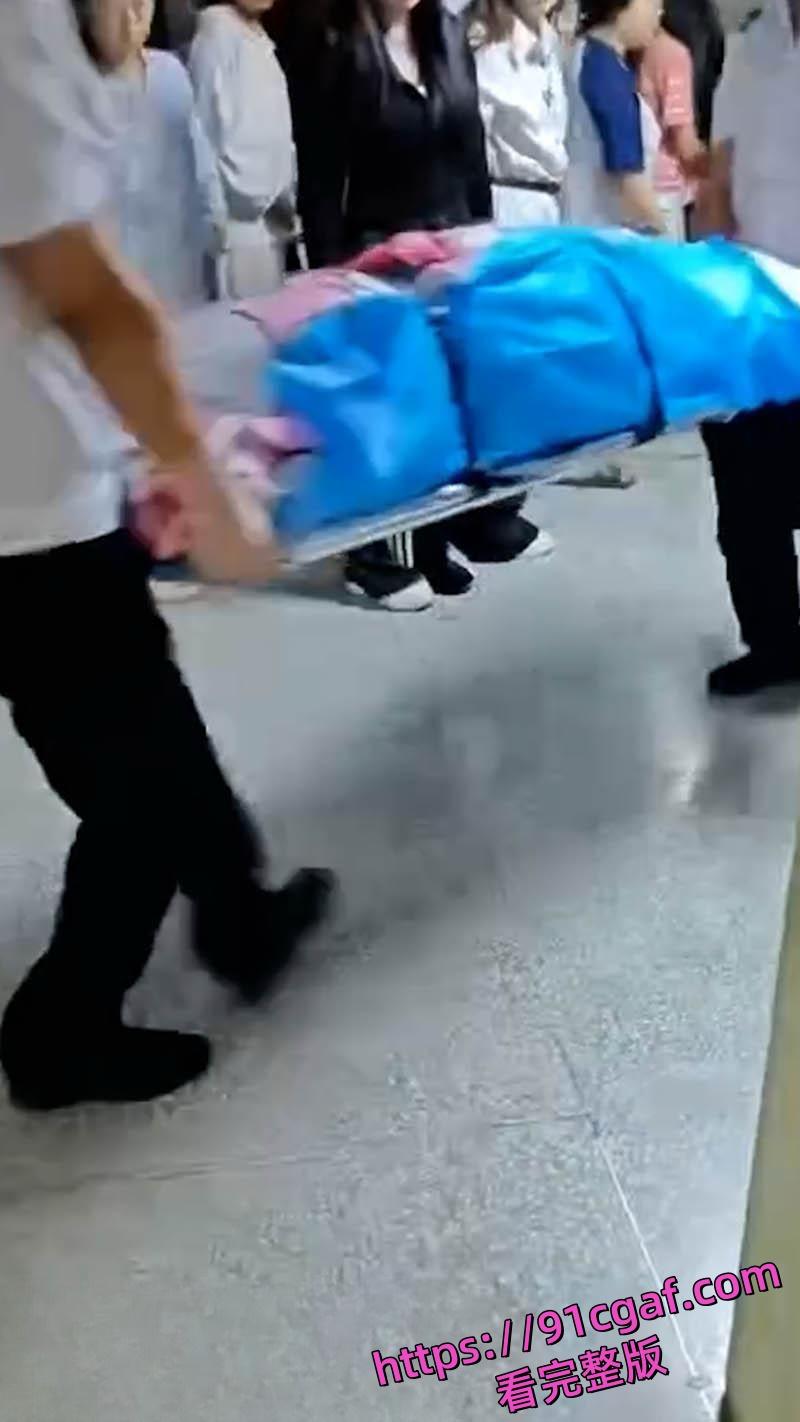甘肃农大女生宿舍生娃惨剧 大二学姐失血过多命悬一线 救护车狂啸孩子哭嚎
