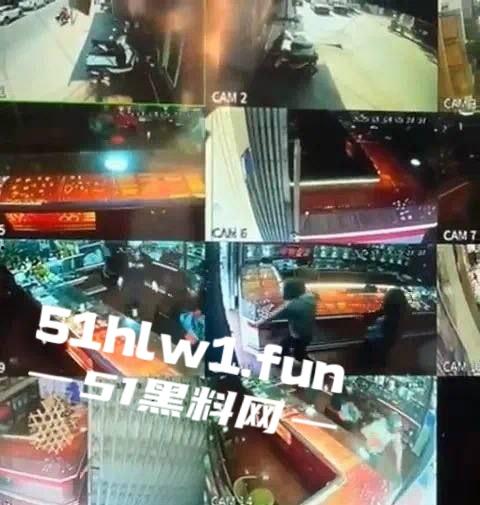 老挝三名中国男子 抢劫琅勃拉邦一家金店 却因摩托车打不着火 被警方当场抓住 真是丢人到国外了