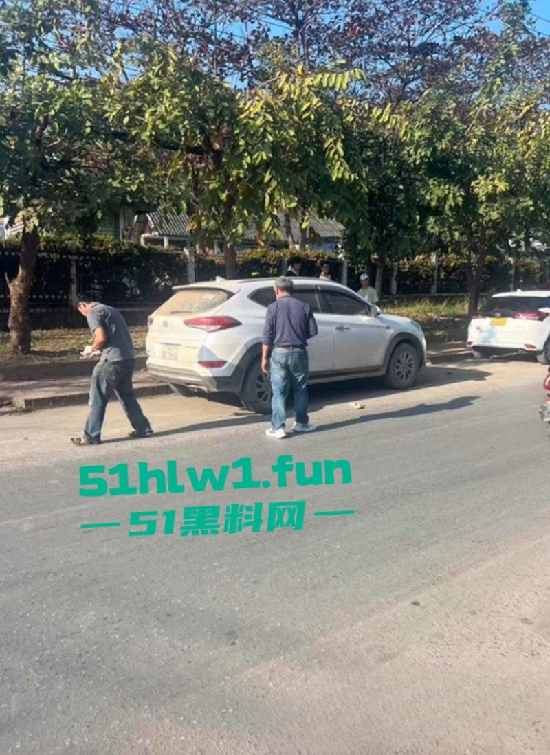 老挝三名中国男子 抢劫琅勃拉邦一家金店 却因摩托车打不着火 被警方当场抓住 真是丢人到国外了-11