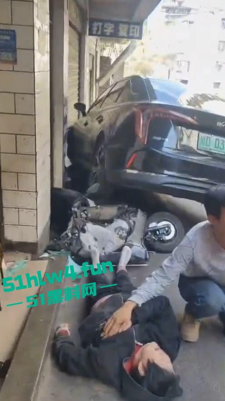 四川女司机驾车失控，撞向路边5名老人导致1死4伤，疑似电车刹车失灵现场视频流出。