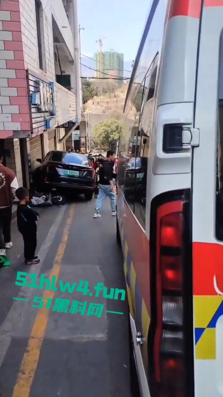 四川女司机驾车失控，撞向路边5名老人导致1死4伤，疑似电车刹车失灵现场视频流出。-5