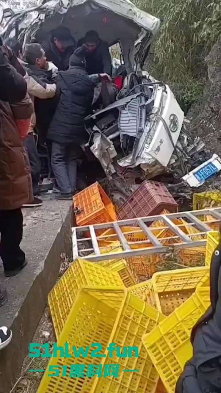 开车打盹儿险送命！湖南石门皂市水库一货车突然失控撞上山体，车头报废人差点归西 。