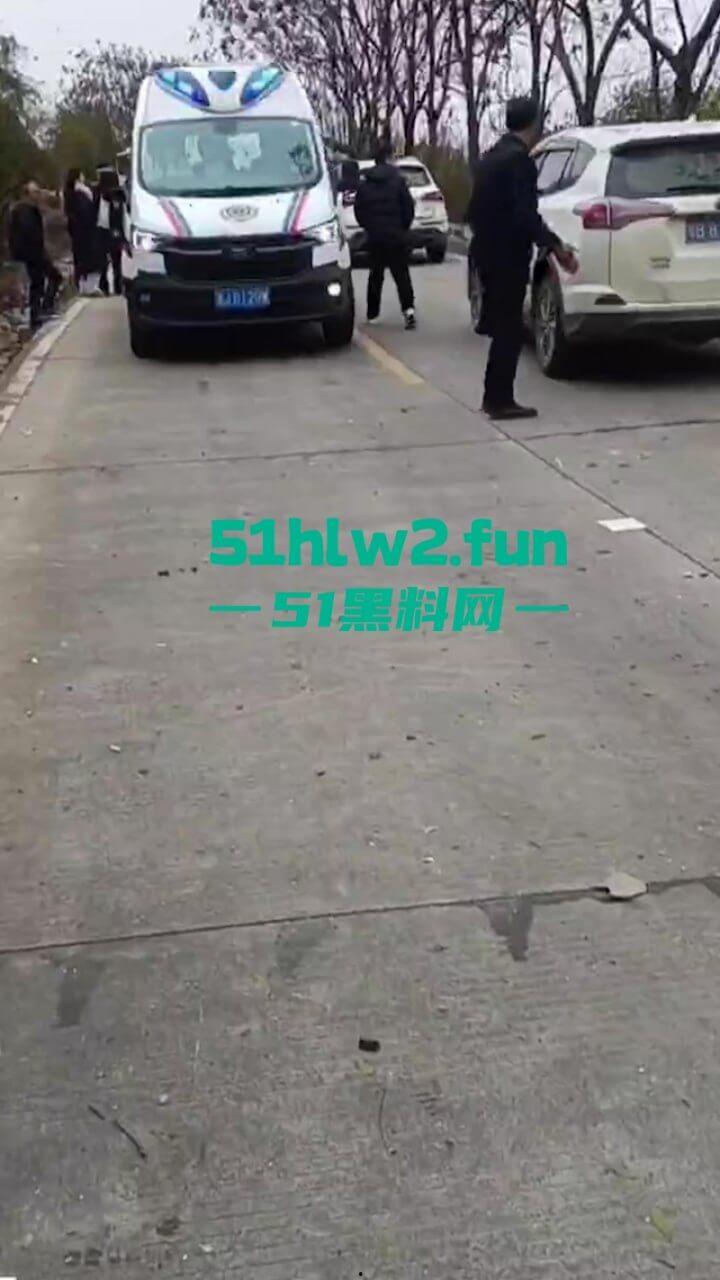 开车打盹儿险送命！湖南石门皂市水库一货车突然失控撞上山体，车头报废人差点归西 。