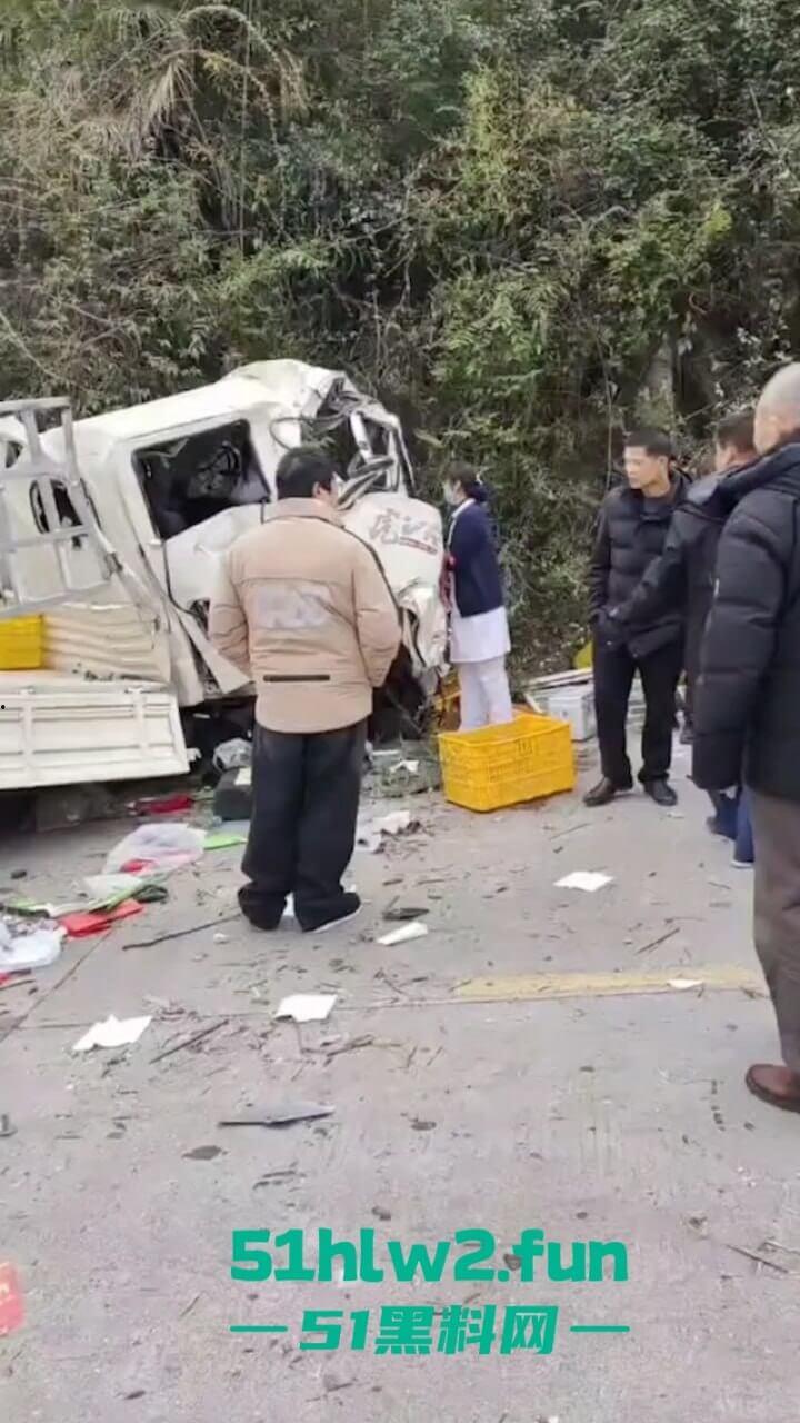 开车打盹儿险送命！湖南石门皂市水库一货车突然失控撞上山体，车头报废人差点归西 。