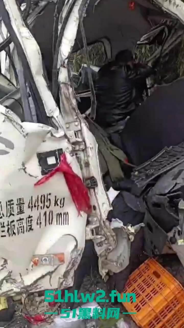 开车打盹儿险送命！湖南石门皂市水库一货车突然失控撞上山体，车头报废人差点归西 。-5